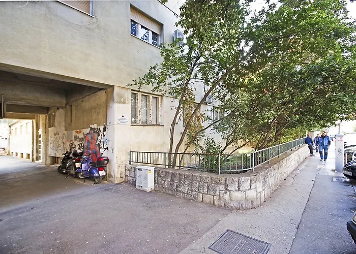 D & J Apartment Split